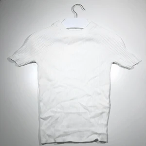 Tisha - Köparen står för frakt 📩 3 för 100kr på min profil ✨ härlig tisha i jätteskönt material! 