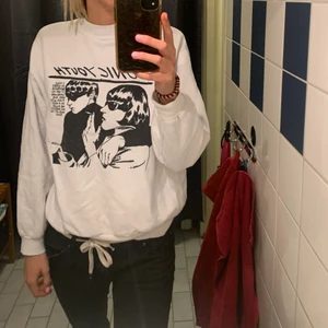 <3 - Säljer denna snygga tröja, vet inte vart den kommer ifrån!! Hör av er vid intresse ❤️