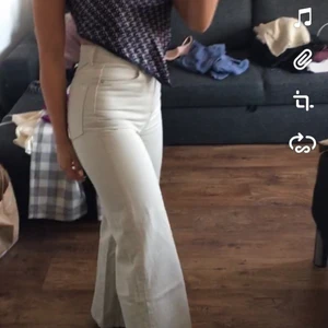 Grå/beigea jeans weekday  - Ett par super fina jeans ifrån weekday, i storlek 24! Säljer pga att de är för små! Meddela för fler bilder & frågor!💓