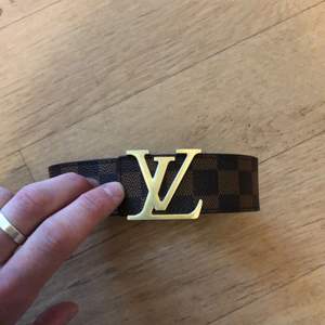 Louise Vuitton replika, ett väldigt bra gjort fake LV belte.