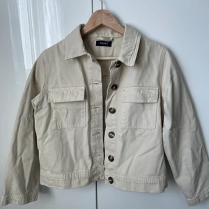 Jeansjacka - Jättefin jeansjacka från Pieces. Använd ca 2-3 gånger och säljs för att jag inte får användning för den.