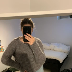 Fluffig tröja  - Grå fluffig tröja som är jättemjuk, storlek XS. Frakt tillkommer 💓 (Pris kan diskuteras vid snabb affär) 