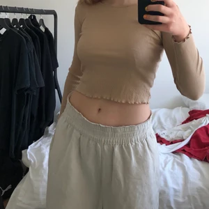 Beige topp - Fin croppad topp från Gina tricot!, säljer då den är lite för liten för mig
