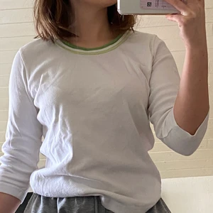 Medelärmad tröja Storlek S - Materialet är mjukt och tyget sitter bra på