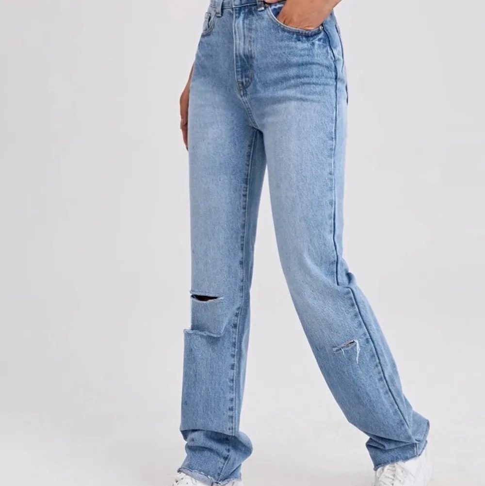Skit snygga jeans,men använder aldrig så hoppades att jag kunde sälja vidare,dom är väldigt stretchiga så funkar för många kroppsformer,inga skador använt 3-5 gg. Jeans & Byxor.