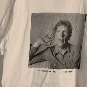 Tage Danielsson T-shirt - Säljer denna coola vita T-shirt som föreställer LEGENDEN Tage Danielsson i ett svartvitt tryck! Storleken är Large💓