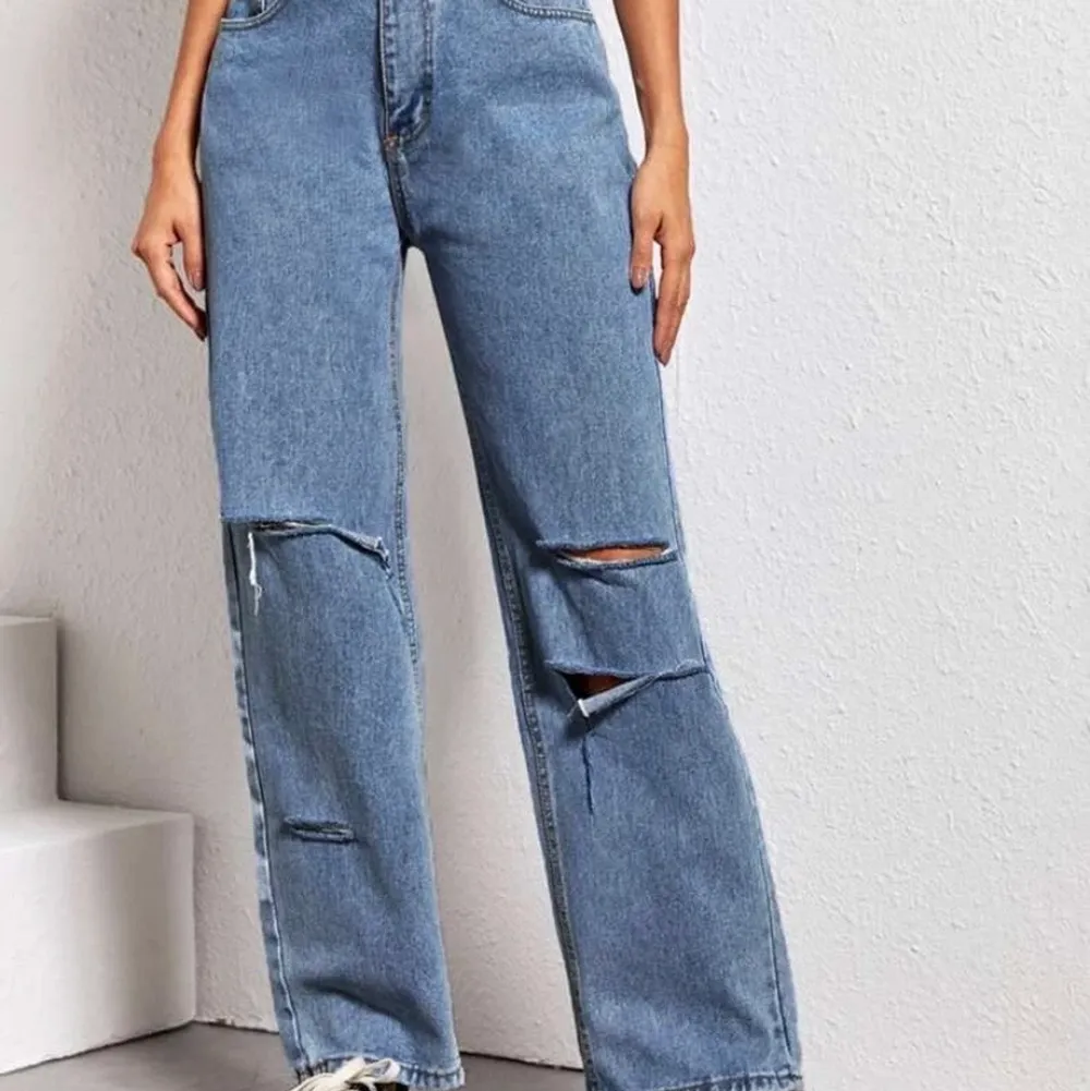 Blåa jeans med hål i. Superfina jeans från shein. Säljer då jag inte använder dom länger. Köpte för 249kr men säljer för 150kr +frakt. (Skriv privat för fler bilder). Jeans & Byxor.