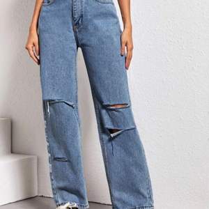 Blåa jeans med hål i. Superfina jeans från shein. Säljer då jag inte använder dom länger. Köpte för 249kr men säljer för 150kr +frakt. (Skriv privat för fler bilder)