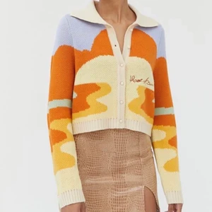 Stickad tröja  - Säljer denna stickad tröja som jag tidigare köpt på tise, då den var för liten i stoleken. OBS. Inte en äkta  House of Sunny. Strl M, men skulle säga att den är mer än XS. Köpt för 360kr