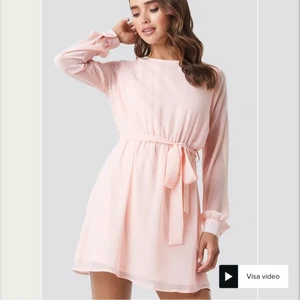 Kort rosa långärmad klänning - Jättefin långärmad klänning i minilängd från NA-KD som endast använts en gång. I mycket fint skick, fint material 🌸 försluts med knapp i ryggen (bild 2) och i ärmsluten. Avtagbart snöre runt midjan och transparent tyg i ärmarna. Är ej genomskinlig. Första bilden är lånad från hemsidan 🌸 köpt för 499kr 🌸 kontakta mig för frågor! Obs finns fler bilder 💕