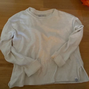 Stickad tröja  - Mysig vit stickad tröja! Från superdry. Super bra skick. Storlek xs, men passar större! Säljer för 100kr