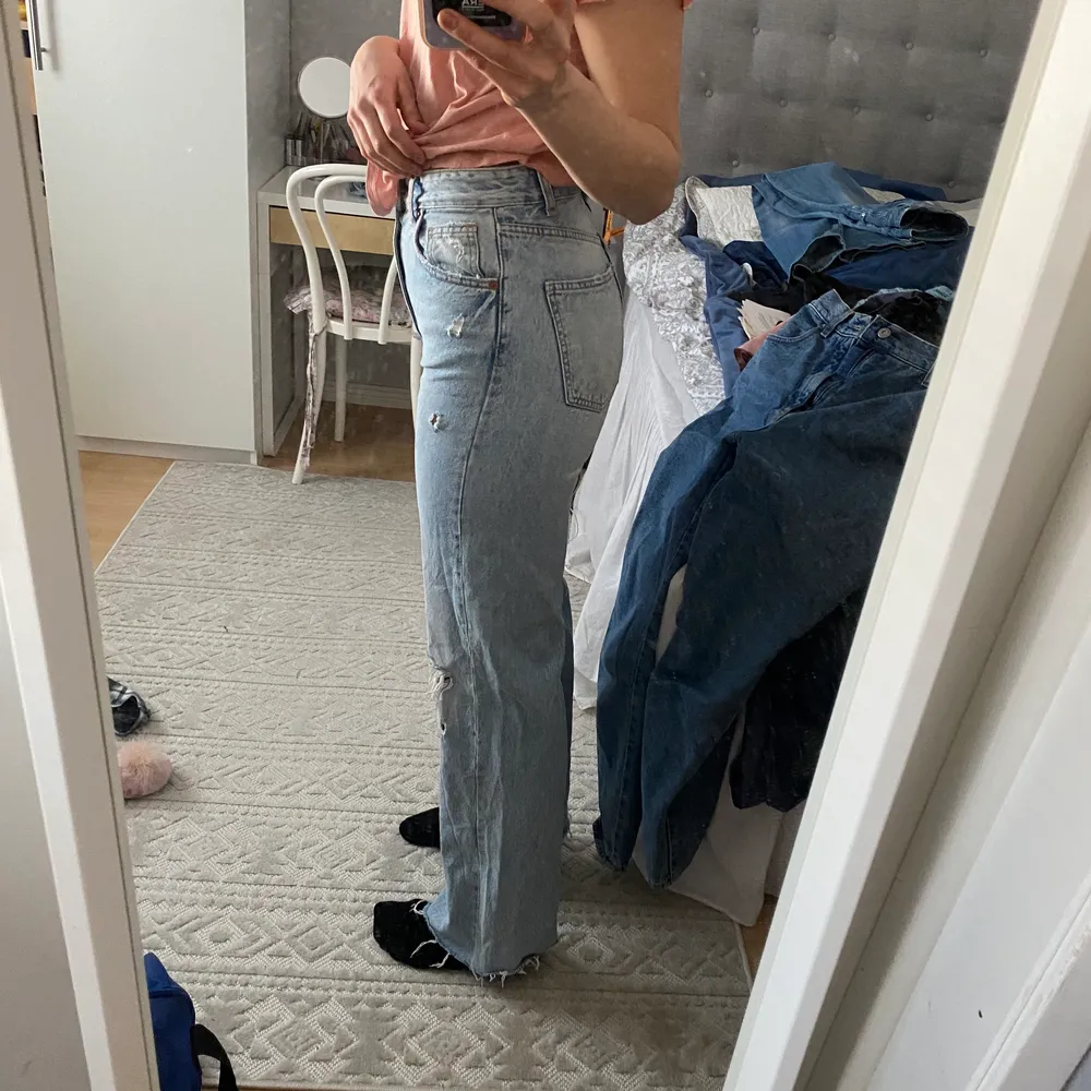 Jeans från Zara i cropped modell som sitter som en smäck. Tyvärr är de lite för korta på mig är 177 så passar nog någon under 172. (Bara använda 2 gånger). Jeans & Byxor.