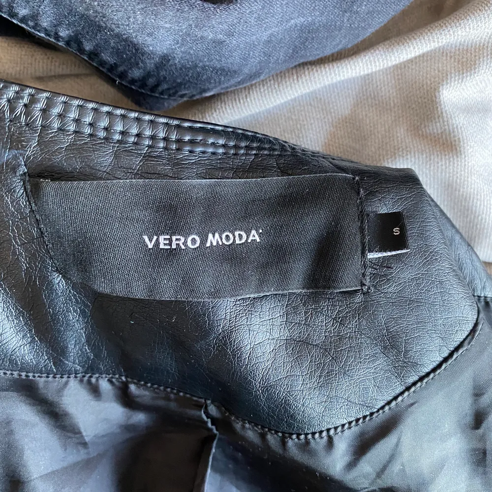 En svart skinnjacka i storlek S ifrån vero moda, köpt för 600kr säljer för 200kr kan gå ner i pris. Jackor.