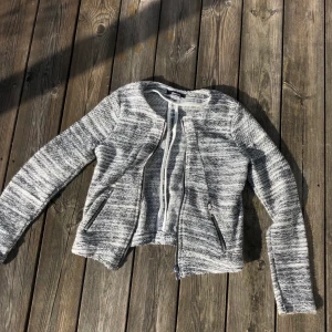 Kofta med dragkedja Gina Tricot - Grå kofta från Gina Tricot med dragkedja