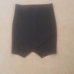 Mini kjol  - Grå Mini kjol från HM i storlek XS. Haft den två gånger 