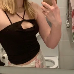 Fint linne! - Fint linne som du själv lite kan reglera hur du vill att det ska sitta!! Trendigt nu och fint tills sommaren.❤️