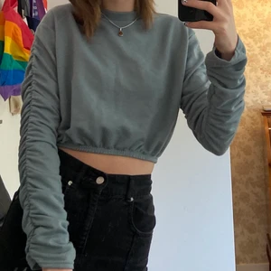 Blå topp, xs - Jättefin blå tröja från Asos i storlek xs. (Kollektionen pretty little thing) Kommer tyvärr inte till användning och därför söker den nu en ny ägare:)