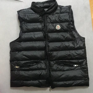 Moncler Väst - Storlek 4 (passar M) inga slitningar, väldigt sparsamt använd så mycket fint skick. ÄKTA! Finns kod i västen som kan skannas och garanteras äkta 