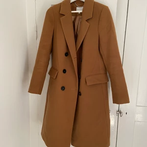 Brun kappa stl 36 - Brun lång kappa med knappar i väldigt bra skick. Stl 8 men skulle säga mer som en 36 🤎