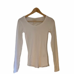 XS - Helt vanlig vit långärmad tröja från H&M, aldrig använd! 🤍