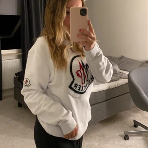 Moncler sweatshirt  - En sweatshirt från moncler som är jättefin!! Den är knappt använd eftersom den är för stor för mig. Storlek: XL 