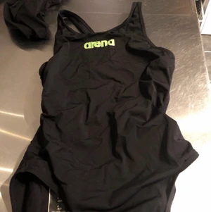 Kort tävlingsbaddräkt - Knappt änvänd baddräkt som passar bra till både träning och tävling. Fina märkt! Säljs pga att jag inte simmare längre. Jättefin i ryggen och kan användas om du inte simmar också! 💓