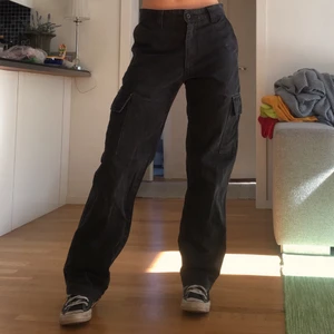 Cargo Pants - Ett par snygga svarta cargo pants från humana i strl M.