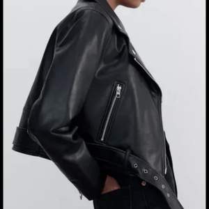 Super snygg skinnjacka från Zara, den är i super bra skick och väldigt trendig!!!🦋🦋 köpare står för frakten