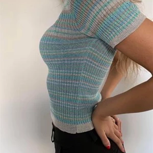 Topp från Design by Si - Säljer denna finstickade tröja från Design by Si som endast använts en gång💓💓💓 Jättefin men kommer tyvärr aldrig till användning. Köparen står för frakt. Bilderna är tagna från hemsidan men ifall andra bilder önskas är det bara att skriva privat. Utgångspris på 120kr, buda eller köp direkt för 250kr💓💓💓