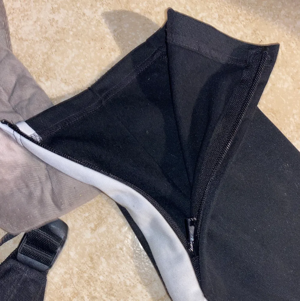 Svarta finare mjukisbyxor från herravdelningen på H&M med en vit rand på sidan av benen. Dragkedja en bit i slutet av benen. Nypris 199kr. Använda fåtal gånger, sparsamt. . Jeans & Byxor.