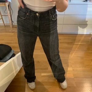 Zara 90s wide leg zw full lenght jeans - Jättesnygga vida urtvättade och trendiga jeans ifrån zara, använda ett par ggr men passar tyvärr inte mig. Väldigt bra skick förutom att de saknar lappen på baksidan. ❗️första bilden är inte min men är en bild av dessa jeans❗️