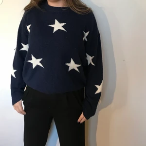 Stickad tjocktröja  - Jättefin stickad tjock tröja med stjärnor. Nästan helt oanvänd o i jättebra skick, skriv för fler bilder💕