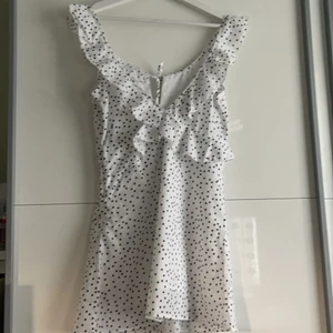 Prickig sommarklänning - En helt underbar prickig sommarklänning som jag tyvärr inte får på mig!! Den är helt oanvänd i storlek S, skulle dock säga att den är mer som en 32-36. Man kan ha på sig den åt båda hållen då båda hållen har lite olika detaljer 