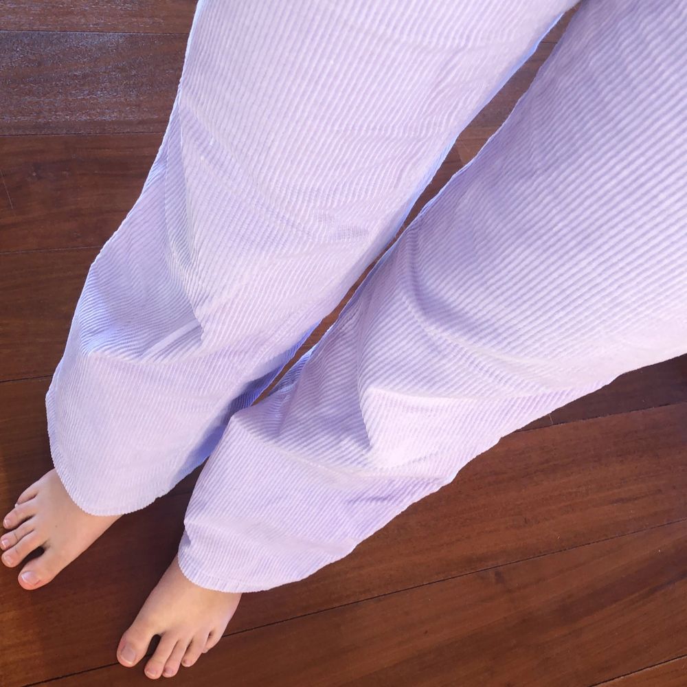 Lilac, baggy corduroy trousers from Monki. Perfect condition but too small for me on the waist . Jeans & Byxor.