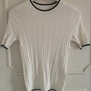 En superfin tröja från H&M med lite längre ärm. Aldrig använd. Köptes för 99 kr och säljer för 30 kronor + frakt som betalas av köparen. 😚