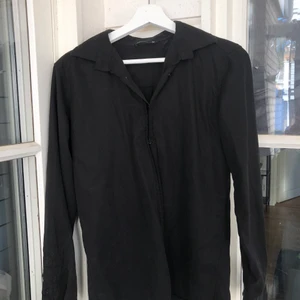 Svart skjorta  - Svart skjorta från d.brand. Aldig använd, storlek s men passar en small.