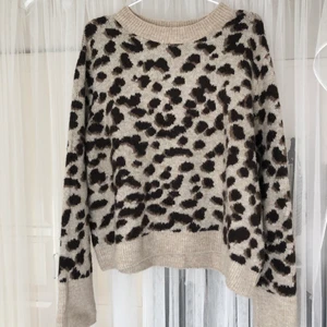 Stickad tröja  - Så fin oversized tröja från HM så mjuk och inte alls stickig. På en person med storlek M är den oversized men tajtare på en storlek L 🐆🤍⚡️🌙🐆