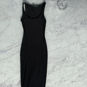 Black shape dress - Favorit klänning men tyvärr för tajt på mig, perfekt klänning att ha på sig en kväll ute! Beställt från prettylittlething.