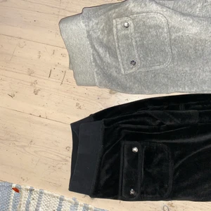Juicy couture  - Fint skick, båda är i storlek S. Nypris 1000. Köpt på Jackie. 600 styck (DOM GRÅA ÄR SÅLDA)