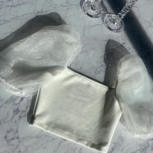 Söt vit topp - Jätte fin topp som endast är använd en gång, passar perfekt till sommaren☀️ köpt för 350kr