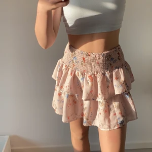 kjol - blommig kjol storlek Xs 