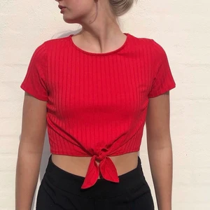 Röd t shirt  - Aldrig använt✨✨✨Supersöt!! 100kr inklusive frakt💖💖 70kr om vi möts upp 🤍🤍 Är i storlek L men är absolut mindre, passar mig som bär S och är liten i byst!!!