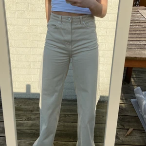 Weekday byxor  - Snygga och somriga byxor från Weekday💛 Dom är i modellen ACE och strl W 25 L 32⚡️🌸 köparen står för frakten💕