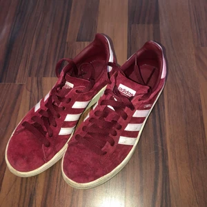 Adidas  - Röda mocka sneakers från adidas!❤️ de är använda några gånger, men inte mycket. Men de används inte längre så säljer därför. Nypris 899 mitt pris 300 kan sänkas vid snabb affär. 