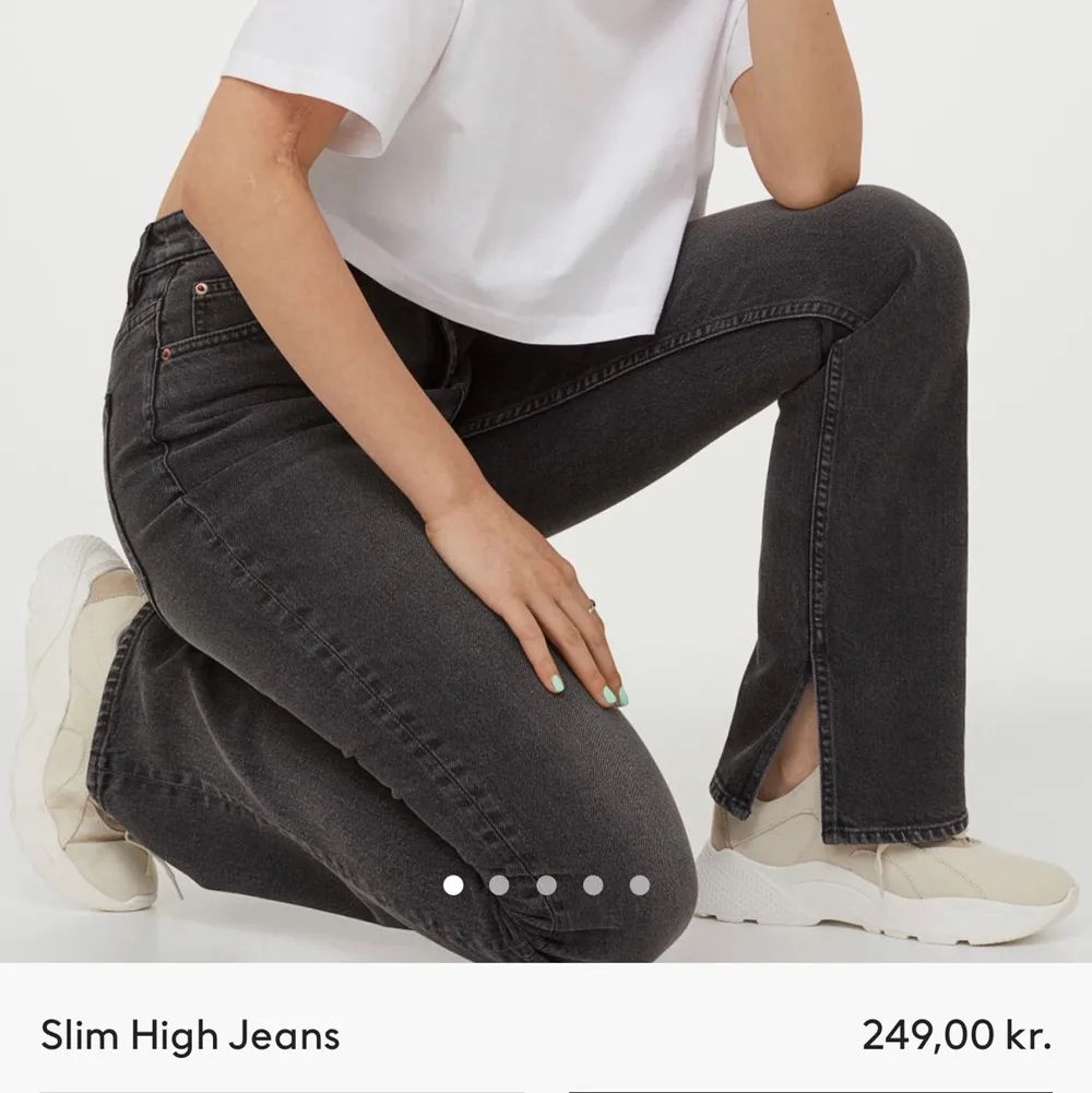 Supersnygga jeans från HM som är högmidjade med bredare byxben samt slits vid slutet. Knappt använda då de inte längre passar.. Jeans & Byxor.