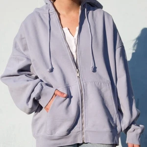Brandy melville zip hoodie  - Jätte fin zip hoodie från brandy Melville i färgen ”periwinkle” Slutsåld på hemsidan!! Super bra skick och kvalitet. Kolla gärna min profil för andra plagg!❤️