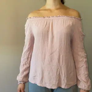 Ljusrosa off shoulder topp från lager 157. Modellen är 160. 