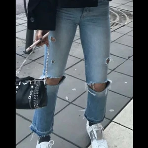 Ljusblå håliga jeans - Älskar dessa jeans. Älskar detaljererna och de har varit efterfrågade. Säljer pga att jag inte fått användning till dessa. 