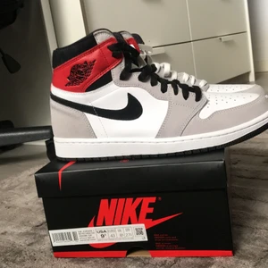 Jordan 1 Light Smoke Grey - Jordan light smoke grey till salu! Box, extra snöre, crease protect och crep protect medföljer! Skick 10/10! Kan tänka mig byta mot andra jordans! Passar allt från 41-44! Billigare vid snabb affär 🤩