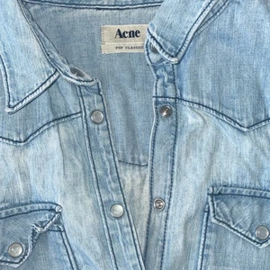 Acne studios  - Säljer min jeansskjorta från acne! Vintage men väldigt cool och har inga som helst defekter!!//Julia❤️